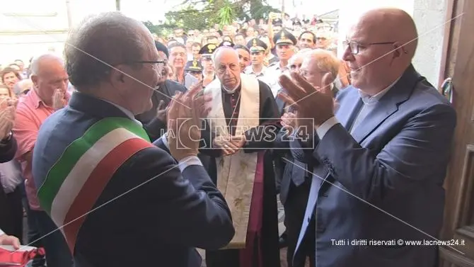 Aiello Calabro, taglio del nastro per la nuova casa comunale - VIDEO