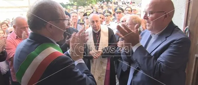 Aiello Calabro, taglio del nastro per la nuova casa comunale - VIDEO