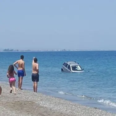 Dimentica il freno a mano, auto finisce in mare a Rossano