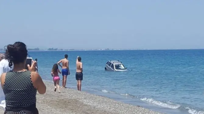 Dimentica il freno a mano, auto finisce in mare a Rossano