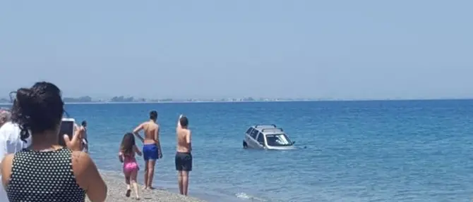 Dimentica il freno a mano, auto finisce in mare a Rossano