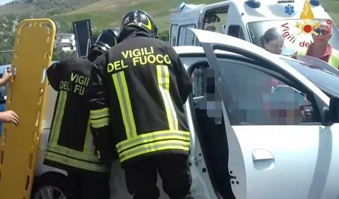 Catanzaro, incidente sulla 106: due feriti