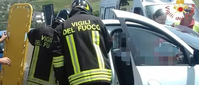Catanzaro, incidente sulla 106: due feriti