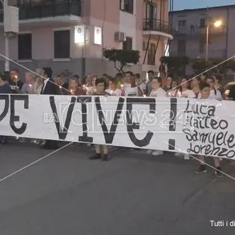 Fiaccole accese a Crotone per Giuseppe Parretta -VIDEO