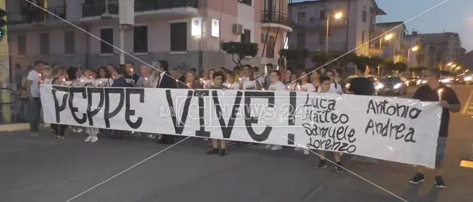 Fiaccole accese a Crotone per Giuseppe Parretta -VIDEO