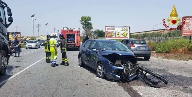 Crotone, incidente sulla statale 106: tre feriti trasportati in ospedale