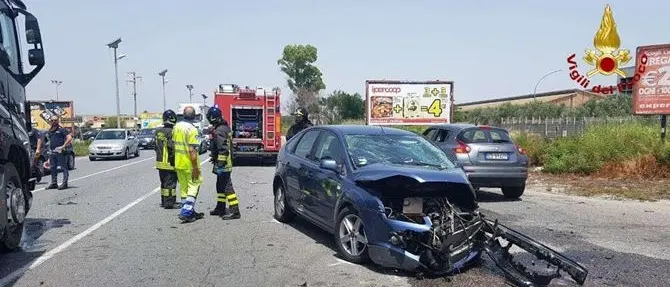 Crotone, incidente sulla statale 106: tre feriti trasportati in ospedale