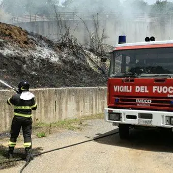 Incendio minaccia abitanti delle case popolari a Centrache