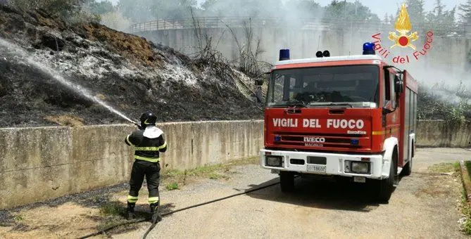 Incendio minaccia abitanti delle case popolari a Centrache