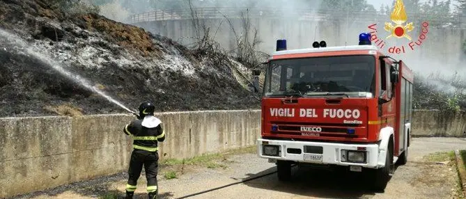 Incendio minaccia abitanti delle case popolari a Centrache