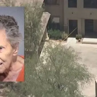 Vuole portare la madre in ospizio, lei gli spara e lo uccide