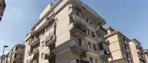 Bimbo di 8 anni non vedente precipita dal terzo piano: è grave