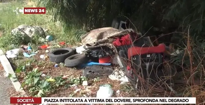 Reggio, il degrado della piazza dedicata a Luigi Rende - VIDEO