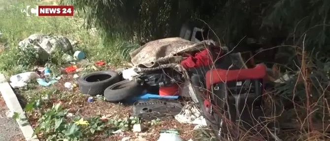 Reggio, il degrado della piazza dedicata a Luigi Rende - VIDEO