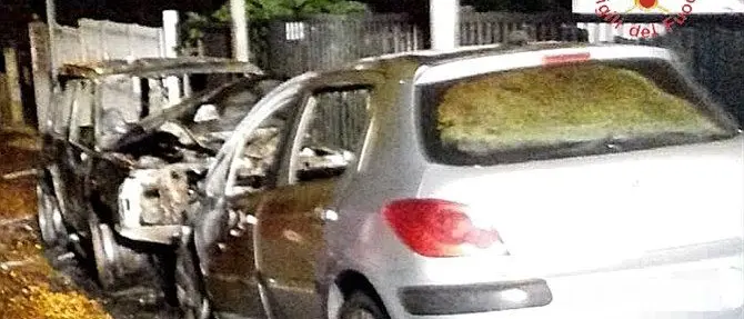 In fiamme due auto di un imprenditore di Borgia