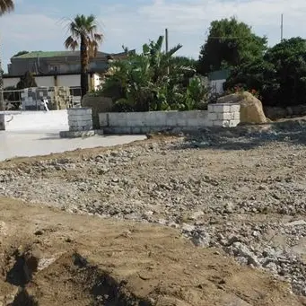 Sequestrate opere abusive a Crotone e demolite dallo stesso proprietario