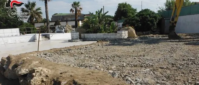 Sequestrate opere abusive a Crotone e demolite dallo stesso proprietario