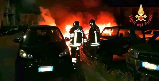 Paura a Catanzaro, sei auto in fiamme nella notte