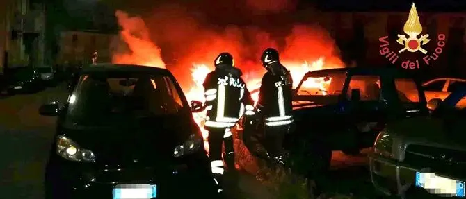 Paura a Catanzaro, sei auto in fiamme nella notte