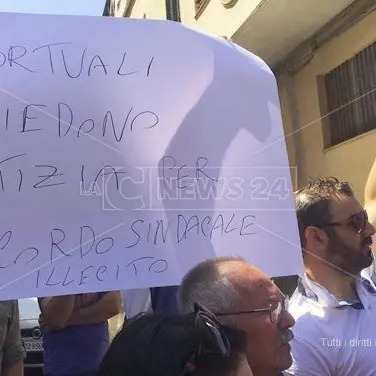 Salvini in Calabria, la protesta dei portuali: «Abbandonati dallo Stato»