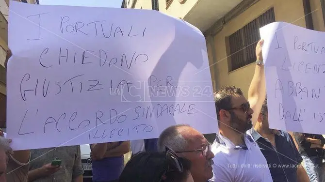 Salvini in Calabria, la protesta dei portuali: «Abbandonati dallo Stato»