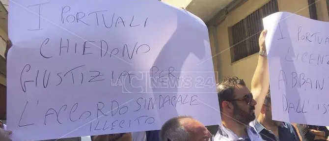 Salvini in Calabria, la protesta dei portuali: «Abbandonati dallo Stato»