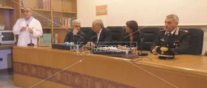 Doni ai bimbi ricoverati nell'ospedale di Crotone -VIDEO