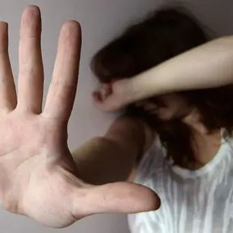 Scaraventa la moglie a terra e la trascina per capelli: arrestato