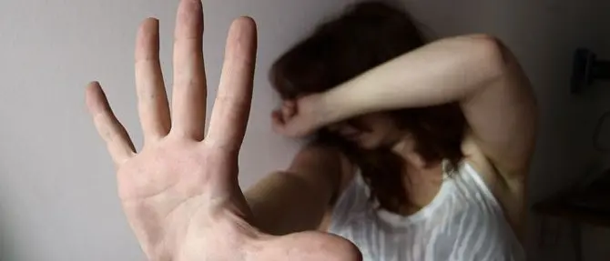 Scaraventa la moglie a terra e la trascina per capelli: arrestato