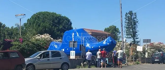 Rimorchio bloccato tra i binari, linea ferroviaria interrotta