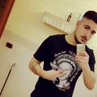 Pulisce l'ascensore e precipita nel vuoto, morto 21enne