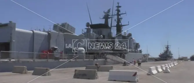 Crotone, l'ultimo viaggio della Fregata Euro e del pattugliatore Aviere - VIDEO
