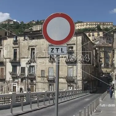 Ztl nel centro storico di Cosenza, la Curia minaccia il trasferimento