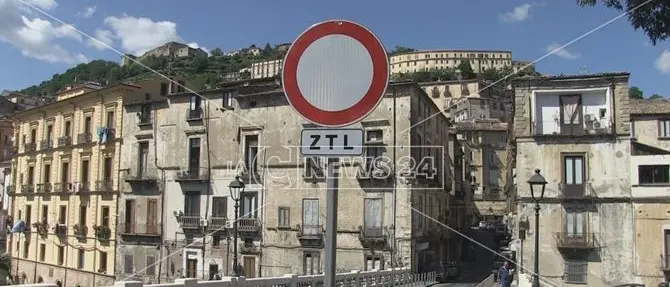 Ztl nel centro storico di Cosenza, la Curia minaccia il trasferimento