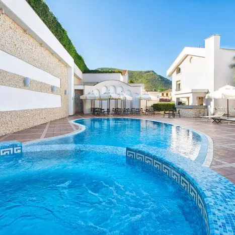 Risucchiata da bocchetta aspirazione, 13enne annega in piscina
