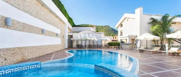 Risucchiata da bocchetta aspirazione, 13enne annega in piscina