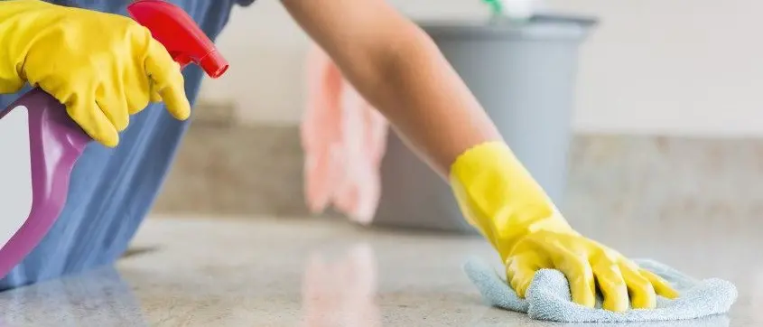 Pulisce casa e muore intossicata dalle esalazioni di ammoniaca