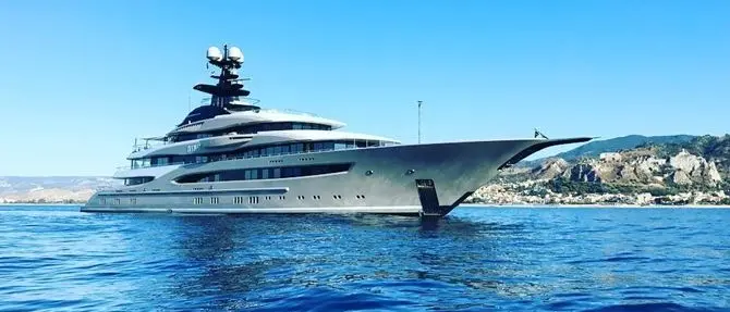 Un mega yacht da 112 milioni di euro nel porto di Roccella Jonica