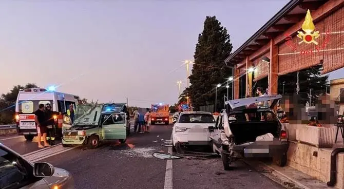 Incidente sulla statale 106, due feriti