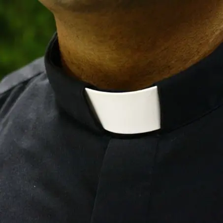 Scopre l' ex moglie in intimità con il prete e scoppia la rissa