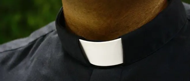 Scopre l' ex moglie in intimità con il prete e scoppia la rissa