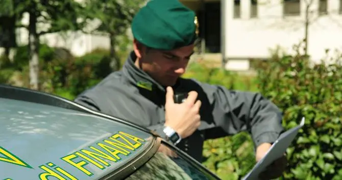 Catanzaro, sorpresi con 34 grammi di eroina in macchina: arrestati