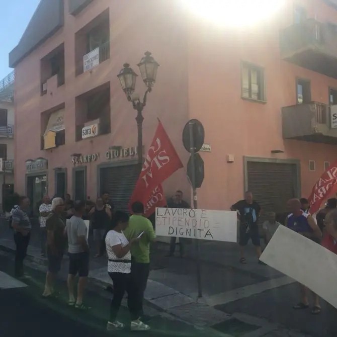 Senza stipendio da due mesi, i lavoratori di Locride Ambiente in protesta