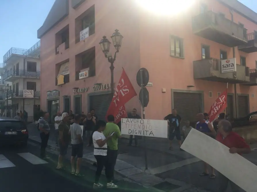 Senza stipendio da due mesi, i lavoratori di Locride Ambiente in protesta