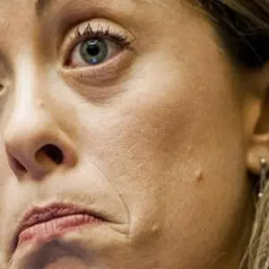 Giorgia Meloni colleziona figuracce mentre cerca di cannibalizzare FI anche in Calabria