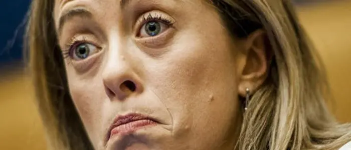 Giorgia Meloni colleziona figuracce mentre cerca di cannibalizzare FI anche in Calabria