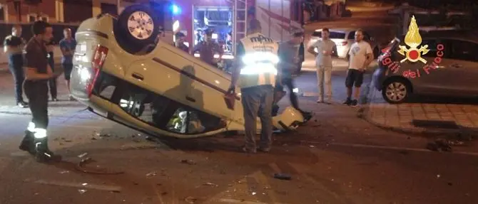 Incidente stradale a Lamezia, auto si ribalta: tre feriti