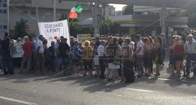 Ritardi nei lavori sul Ponte Allaro, cittadini in protesta