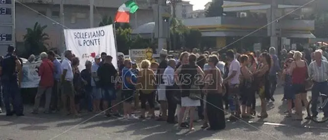 Ritardi nei lavori sul Ponte Allaro, cittadini in protesta