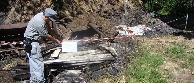 Brucia sterpaglie ma provoca un incendio, denunciato